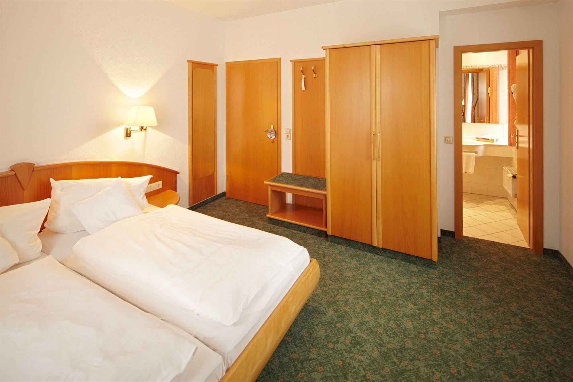 Hotel Zum Hirsch Wertingen Zewnętrze zdjęcie